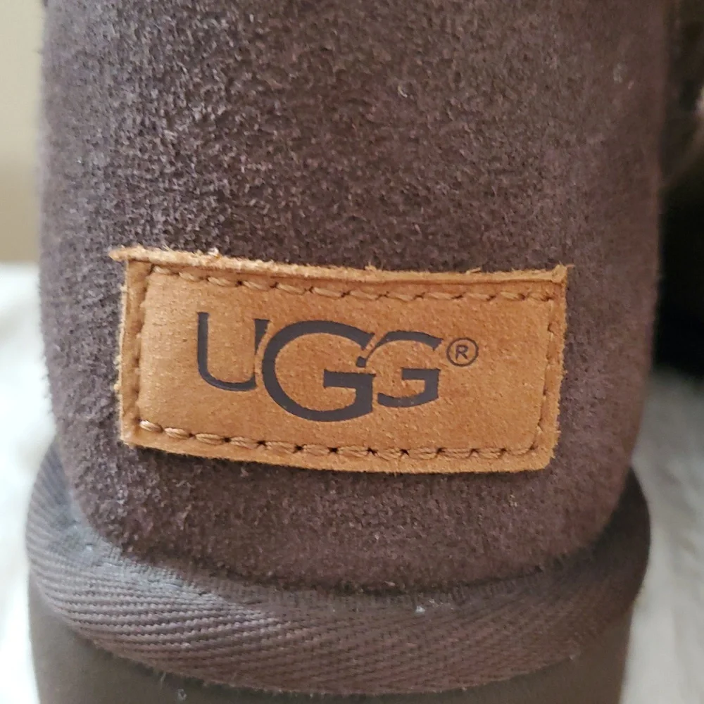 UGG bailey button